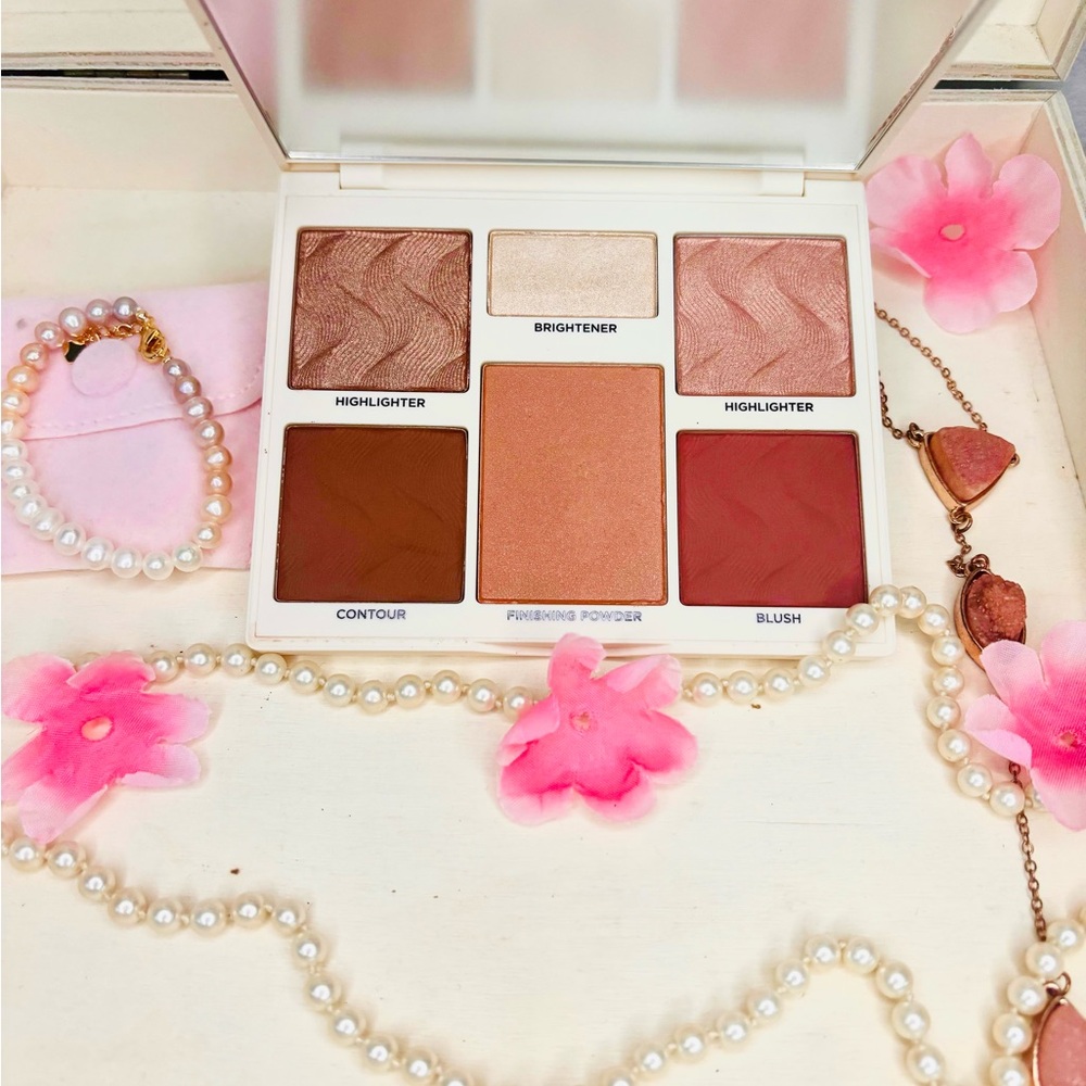 Makeup Palette with Pink and Brown Shades
Medium-Deep